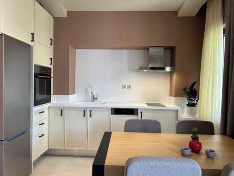 Family Suite | Private kitchen | Full-size fridge, microwave, oven, dishwasher