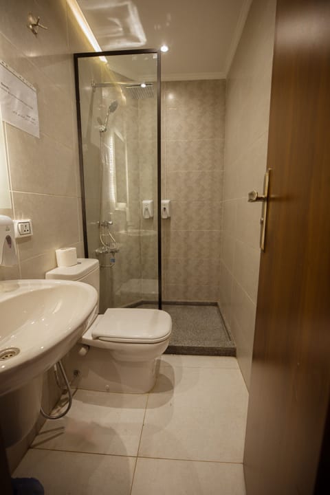 Single Room | Bathroom | Hydromassage showerhead, designer toiletries, hair dryer, slippers