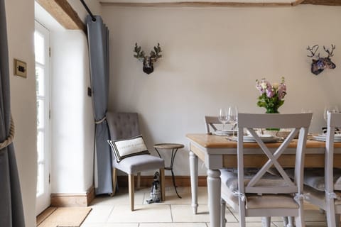 Lilac Cottage Dining Area - StayCotswold
