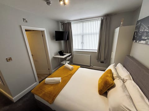 Deluxe Double Room, Non Smoking, Private Bathroom | Desk, laptop workspace, iron/ironing board, free WiFi