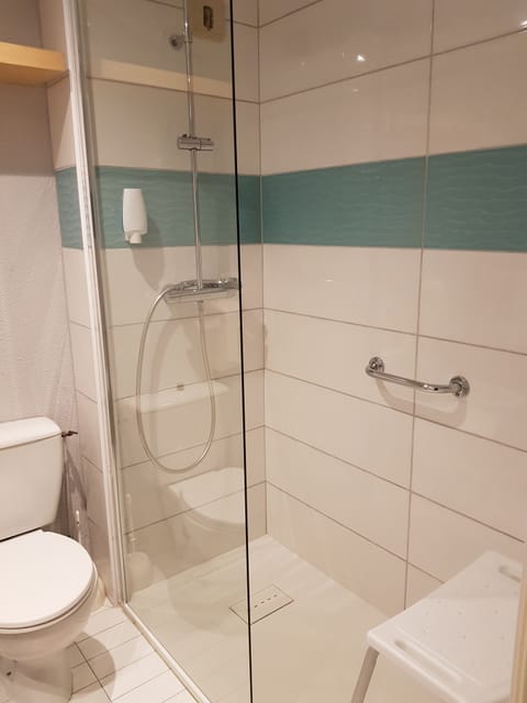 Classic Twin Room | Bathroom | Free toiletries, hair dryer, towels