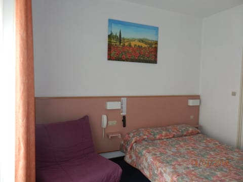 Classic Double Room | In-room safe, desk, blackout drapes, free WiFi