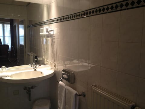 Combined shower/tub, free toiletries, hair dryer, towels