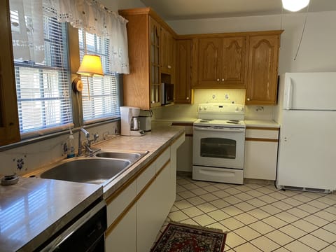 Traditional Apartment, 3 Bedrooms, Garden View | Private kitchen | Full-size fridge, microwave, oven, stovetop