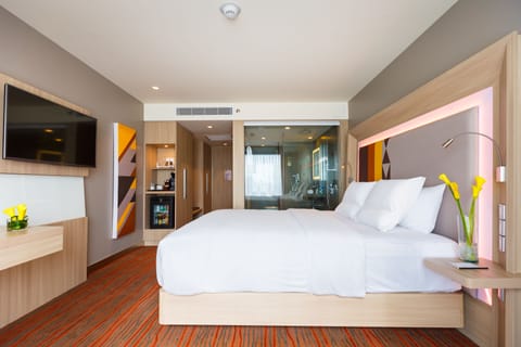 Deluxe Room, 1 King Bed | Hypo-allergenic bedding, minibar, in-room safe, individually furnished