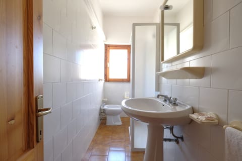 Standard Quadruple Room | Bathroom | Shower, hair dryer, bidet, towels