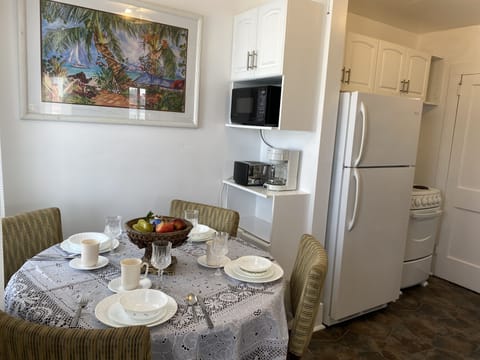 Deluxe Apartment, 2 Bedrooms, City View (No Topsheet / Towels / Paper Products) | In-room dining