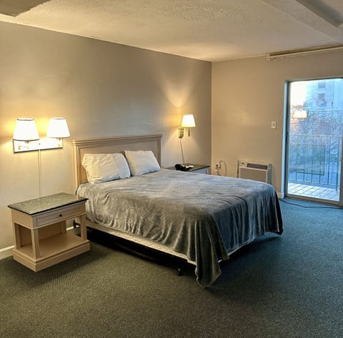 Standard Room, 1 King Bed | In-room safe, soundproofing, iron/ironing board, free WiFi