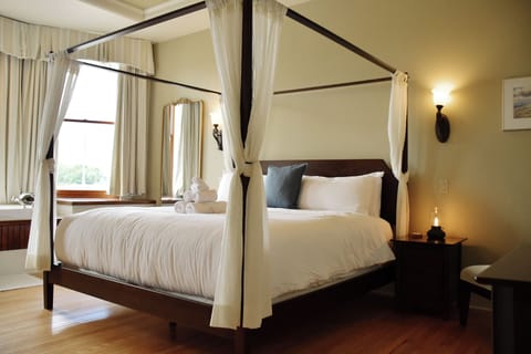 Signature Room, 1 King Bed, Bathtub | Iron/ironing board