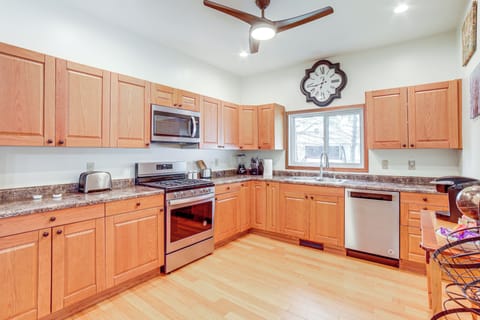 House (3 Bedrooms) | Private kitchen | Microwave, oven, stovetop, dishwasher