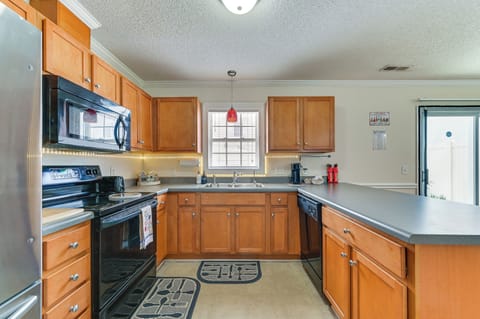 Apartment (3 Bedrooms) | Private kitchen | Microwave, oven, stovetop, dishwasher