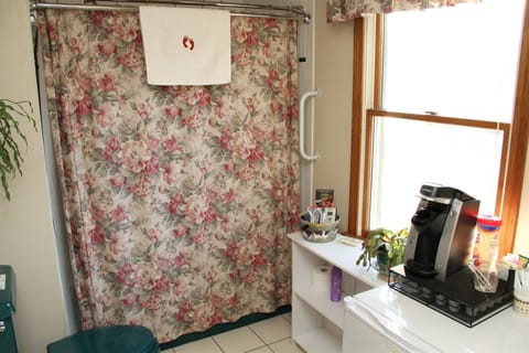 Room | Bathroom | Combined shower/tub, hair dryer, towels, soap