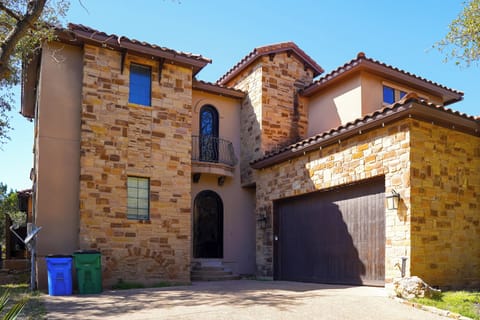 Austin Vacation Rental | 6BR | 4.5BA | 5 Steps to Enter | 4,050 Sq Ft