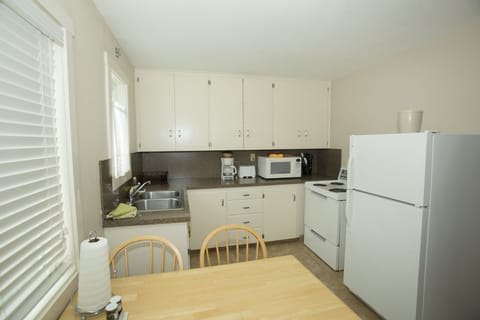 Deluxe Apartment, 1 Bedroom, Kitchenette | Private kitchenette | Coffee/tea maker