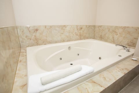 Executive Apartment, 2 Bedrooms, Jetted Tub | Jetted tub