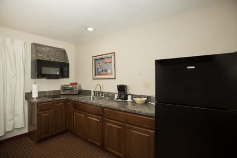 Executive Apartment, 2 Bedrooms, Jetted Tub | Private kitchen | Coffee/tea maker