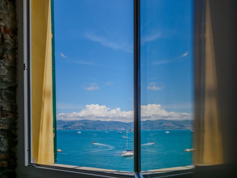 Design Apartment, Sea View | Living area