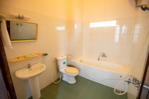 Classic Triple Room | Bathroom | Designer toiletries, towels, soap, shampoo