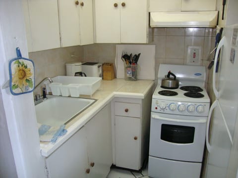 Studio, 1 Bedroom, Kitchen | Private kitchen | Stovetop