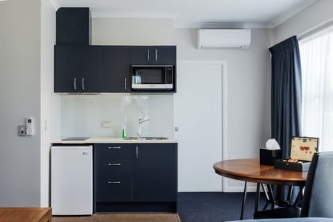 Premium Studio Suite, 1 Queen Bed, Bathtub | Free WiFi, bed sheets