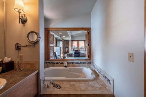 Summer Suite | Bathroom | Separate tub and shower, jetted tub, hair dryer, bathrobes