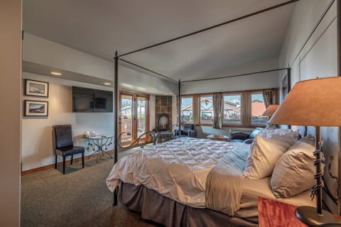 Summer Suite | Individually decorated, individually furnished, free WiFi, bed sheets