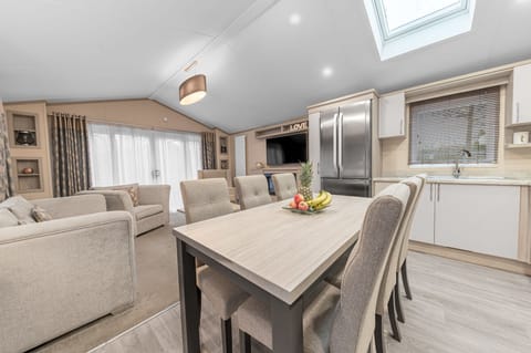 Dizzy Ducks Lodge Lounge/Kitchen