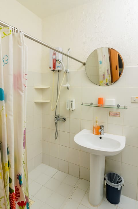 Deluxe Room, Non Smoking | Bathroom | Shower, hair dryer, towels, soap