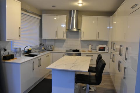 House | Private kitchen | Fridge, microwave, oven, stovetop