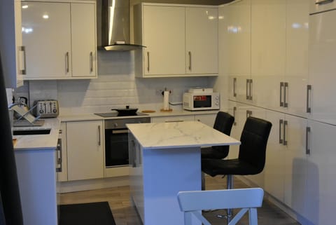 House | Private kitchen | Fridge, microwave, oven, stovetop