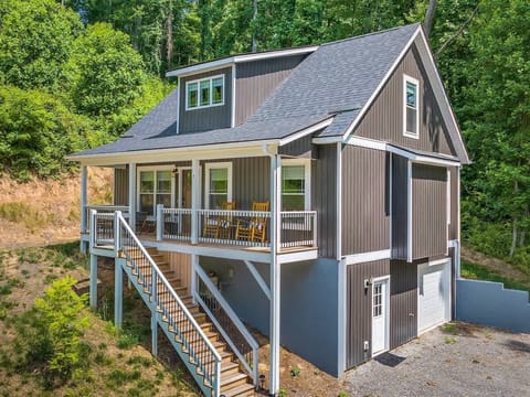 The Lake Ridge Retreat