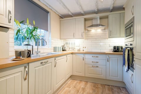 Cottage, 2 Bedrooms | Private kitchen | Full-size fridge, microwave, stovetop, electric kettle