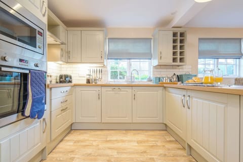 Deluxe Cottage, 3 Bedrooms, Non Smoking, Patio | Private kitchen | Full-size fridge, microwave, stovetop, electric kettle