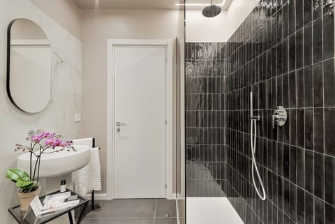 Deluxe Double or Twin Room | Bathroom | Shower, free toiletries, hair dryer, slippers