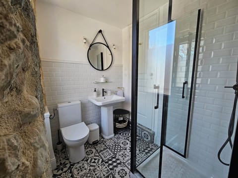 Double Room | Bathroom | Shower, towels