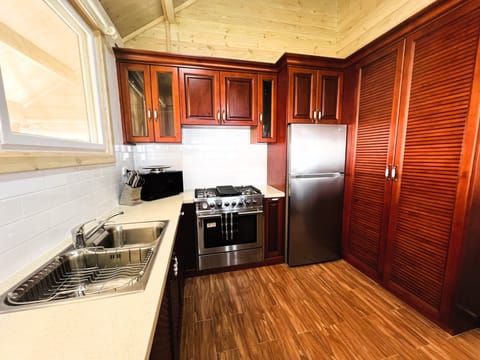 The Links Albatross | Private kitchen | Full-size fridge, microwave, oven, stovetop