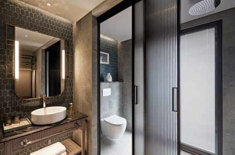 Junior Studio Suite, Balcony (French) | Bathroom | Separate tub and shower, hydromassage showerhead, free toiletries