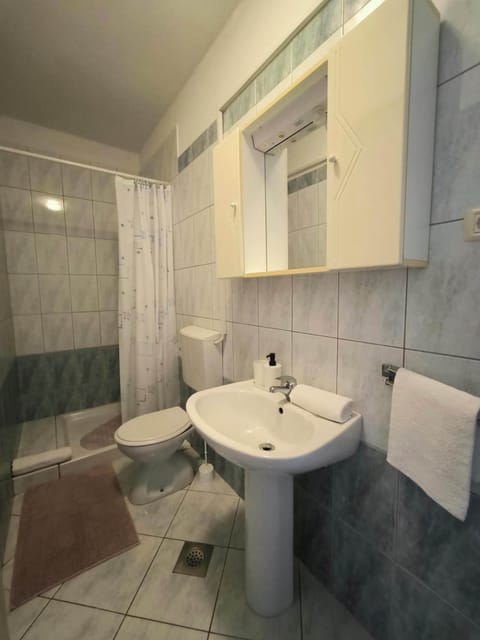 Double Room, Sea View | Bathroom | Shower, hair dryer, towels, toilet paper