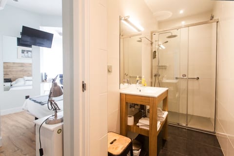 Junior Studio Suite | Bathroom | Shower, free toiletries, hair dryer, towels