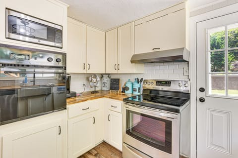 House (2 Bedrooms) | Private kitchen | Microwave, oven, stovetop, dishwasher