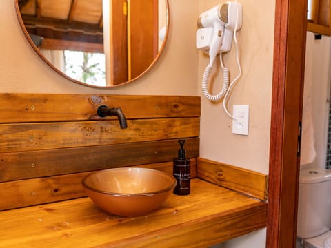 Deluxe Cabin, Partial Sea View | Bathroom | Shower, hair dryer, towels