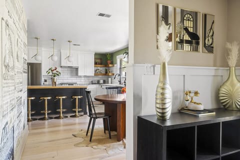 Entry way view towards the dining and kitchen area.