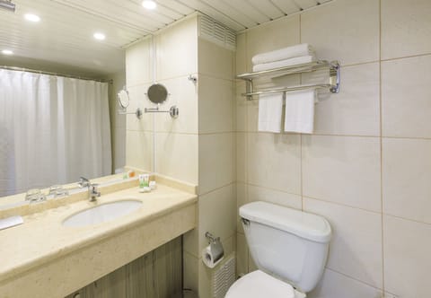 Executive Twin | Bathroom | Combined shower/tub, hair dryer, towels