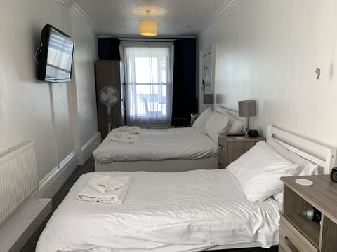 Triple Room, Multiple Beds, Non Smoking, Ensuite | Individually decorated, free WiFi, bed sheets