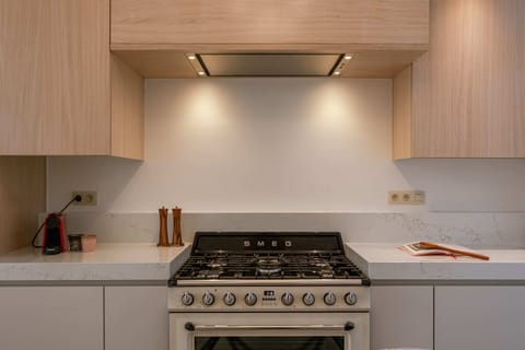 Fully equipped kitchen with SMEG stove