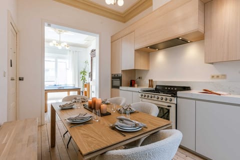 Dining area for 6 people (table is retractable)