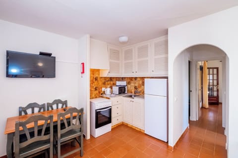 Apartment, 2 Bedrooms | Private kitchenette | Full-size fridge, microwave, oven, stovetop