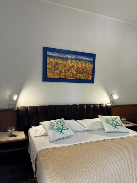 Grand Single Room, Sea View | Premium bedding, in-room safe, desk, bed sheets