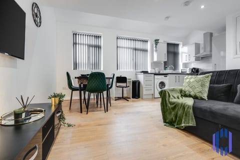 Living room - 50' Smart TV loaded with Netflix, ambient lighting, extra fast Wi-Fi - Complimentary tea & coffee available for your enjoyment