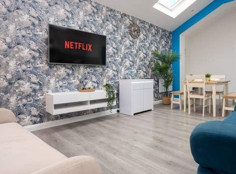 Living room - 50' Smart TV loaded with Netflix, ambient lighting, extra fast Wi-Fi - Complimentary tea & coffee available for your enjoyment